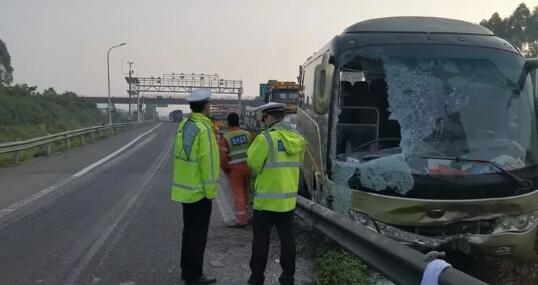 浙江高速惊人一幕！小车错过出口停车，后方客车“神走位”躲过一劫