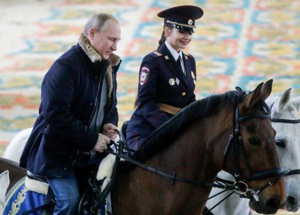 普京视察女子骑警队 与警花们乘马庆祝妇女节