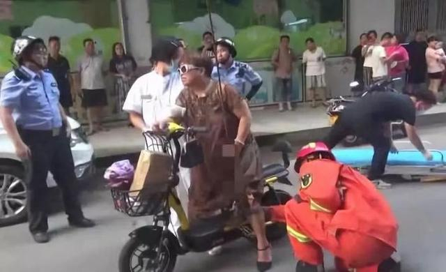 祸从天降！女子大腿被高空坠落粗钢筋刺穿，直接“钉”在电动车上
