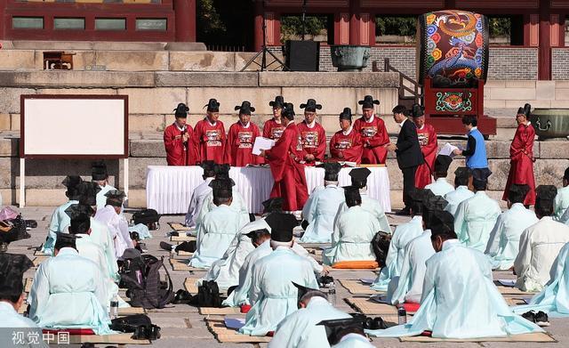 韩国首尔再现“科举考试”考生穿儒生服冥思苦想