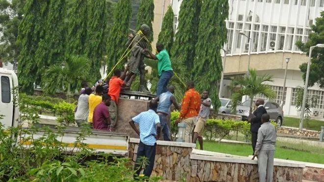 加纳一大学拆除甘地雕像，指责他曾发表“种族主义”言论