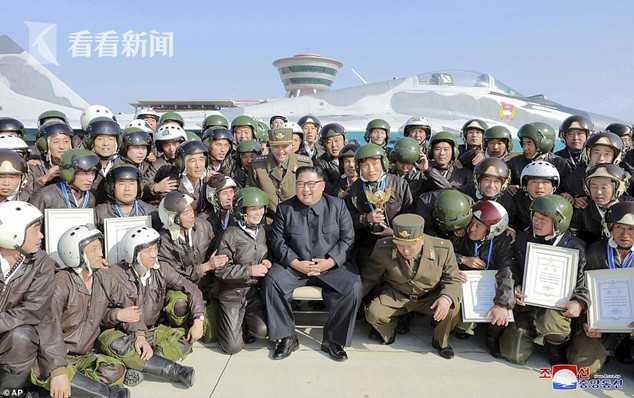 金正恩观摩朝鲜空军飞行大赛 还用双手向身边指挥员比划飞行动作