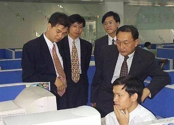 由左至右:求伯君、雷军、杨元庆、柳传志、沈家正