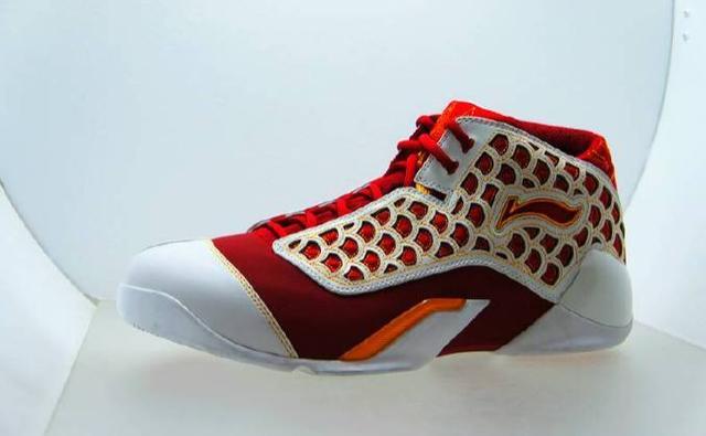 新中国成立70年以来鞋子的变迁史：从草鞋到如今的AJ成时尚标配