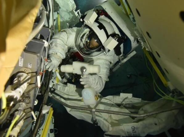 扛住零下157度超低温还能翻跟头，NASA登月宇航服第一次解放四肢