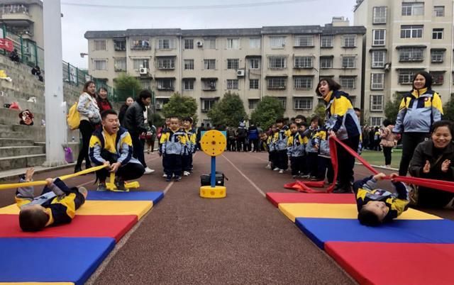 六枝特区实验幼儿园举行秋季学期亲子运动会