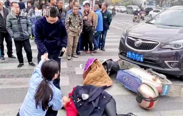 暖心！女子遇车祸受伤倒地 女交警寒风中脱警服为她防寒