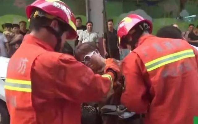 祸从天降！女子大腿被高空坠落粗钢筋刺穿，直接“钉”在电动车上
