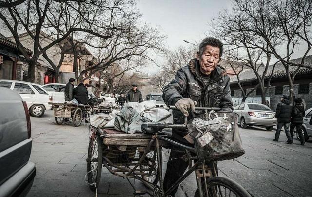 小区里废旧家电回收的人员(图片来源于网络)