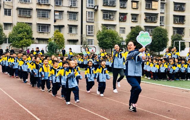 六枝特区实验幼儿园举行秋季学期亲子运动会