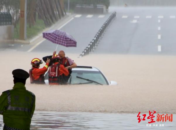 孕妇待产道路被淹 救援人员担架抬出