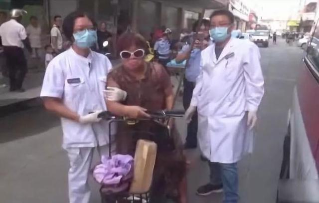祸从天降！女子大腿被高空坠落粗钢筋刺穿，直接“钉”在电动车上