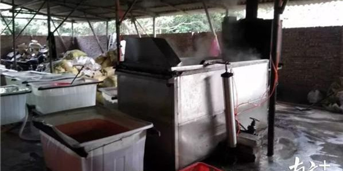 惠州查获4000斤毒鸡脚 黑窝点用工业双氧水浸