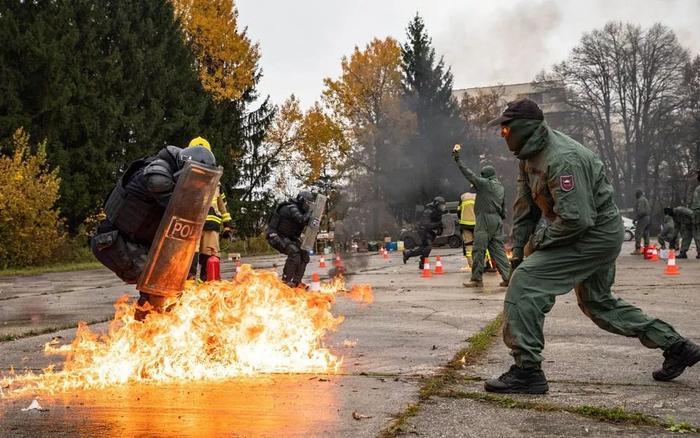 烈火中的恐怖考验：斯洛文尼亚防暴警察训练 必须面对的燃烧瓶
