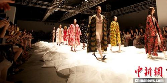 华媒:十分之一顾客买衣服后退货 只是为了自拍