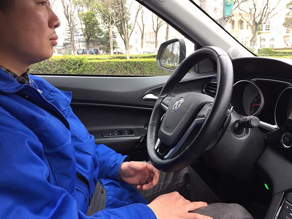 记者亲历自动驾驶车上马路：行驶平稳，测试员偶尔摸方向盘