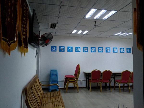 重百大楼内的一家保健品会销点,墙上贴着“让每个消费者都信赖我们”的标语。