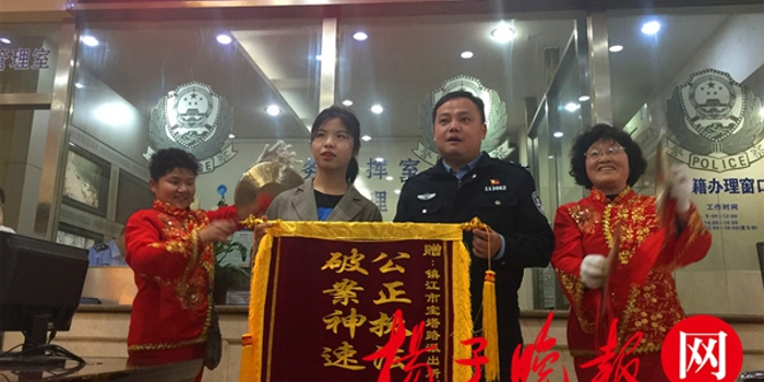 视频|光头男子夜晚金店抢夺走180克金器 却将