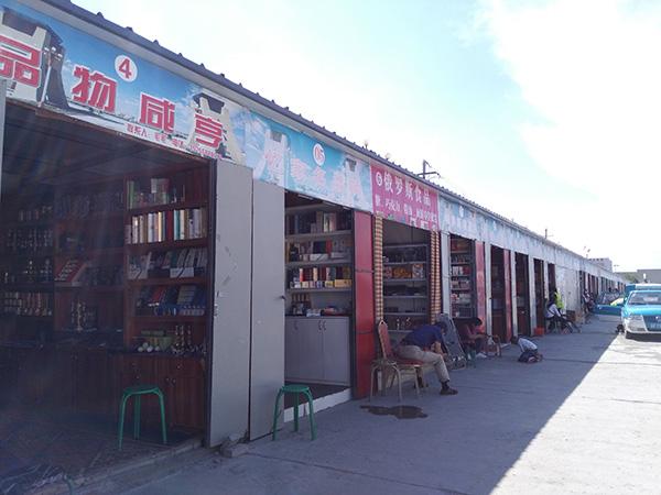合作中心外的中亚五国小商品市场,与当年的边民互市摊位有点类似。