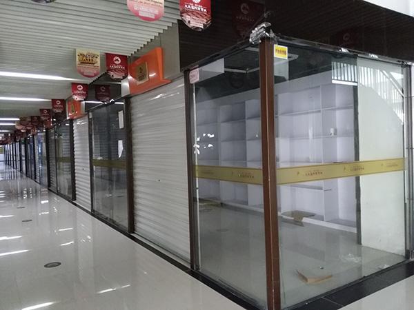 义乌国际商贸城有整排整排的空置商铺。