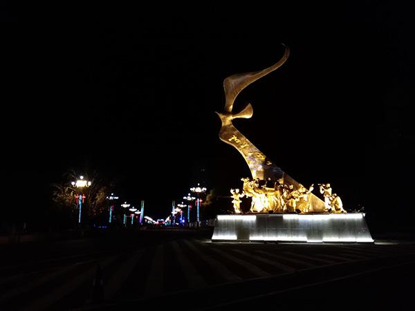 晚上12点,亚欧路寂静无人。