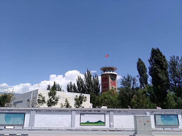 每天晚上11点,边防部队还在训练,从墙内传出雄浑的喊声。