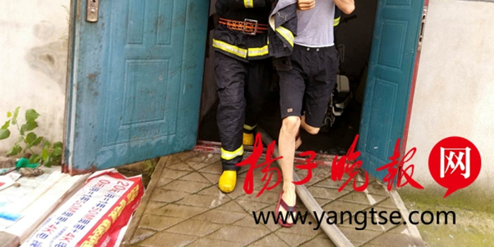 民房突然起火 连云港消防及时救出两名被困人