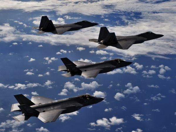 资料图片:美军F-22与F-35A隐身战机编队飞行资料图。(图片来源于网络)