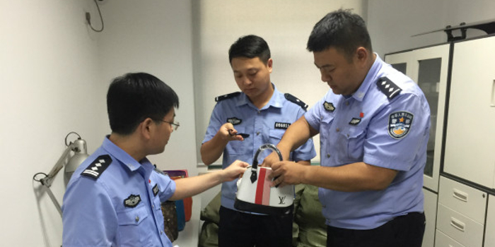 上海铁警端掉三个售假窝点 查获一线品牌皮具