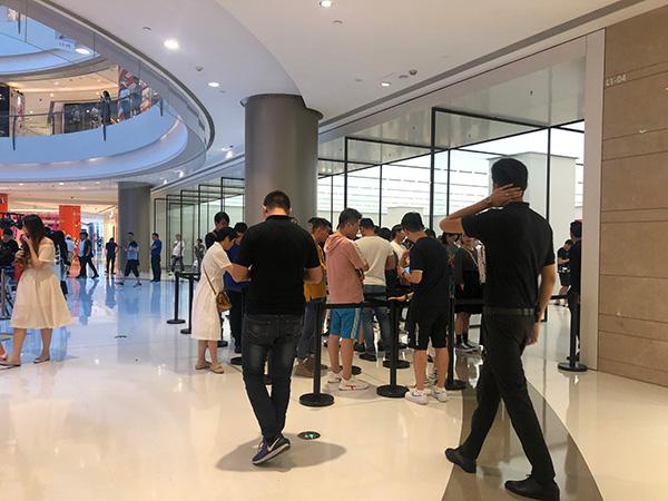 苹果五角场Apple Store零售店,正在排队提货的顾客们