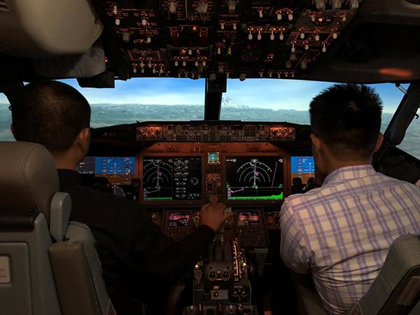 波音邀请中国民航飞行员通过模拟机体验737MAX软件升级
