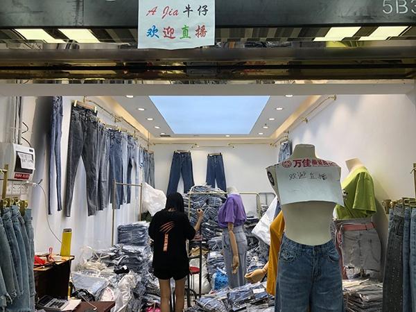 自2016年开始,万佳服装批发城三楼开始有人尝试直播带货,如今直播带货遍地开花。不少商铺门口贴有字条:“欢迎直播”“可直播”。