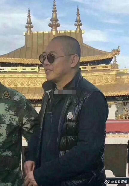 李连杰在西藏被偶遇，剃头驼背差点没认出来，网友：真的老了很多