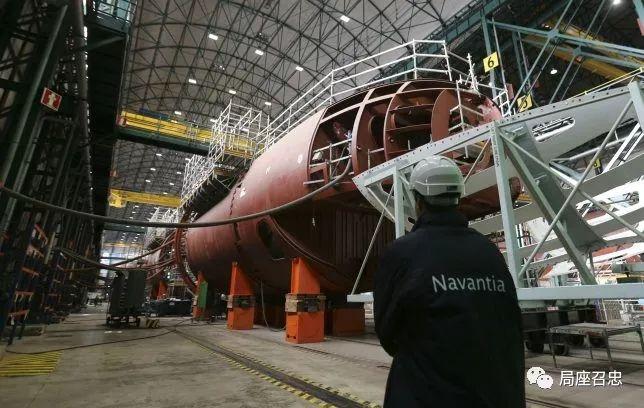 西班牙好不容易造了艘新潜艇，却发现超重了，浮不起来……