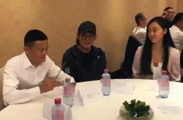 李连杰带19岁女儿和马云见面，女儿表现比爸爸自信，不愧是名媛