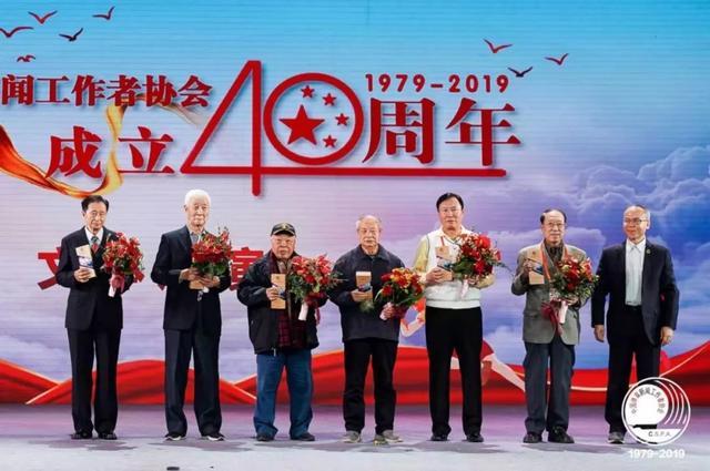 薪火相传40年！当他们并肩而立时，就是一部中国体育新闻简史