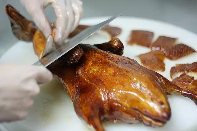 南京烤鸭 vs 北京烤鸭，都是烤鸭区别怎么这么大呢？