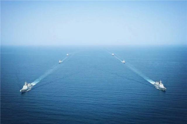 关键时刻，055巡洋舰和西宁舰同时开往波斯湾，伊朗：40年来首次