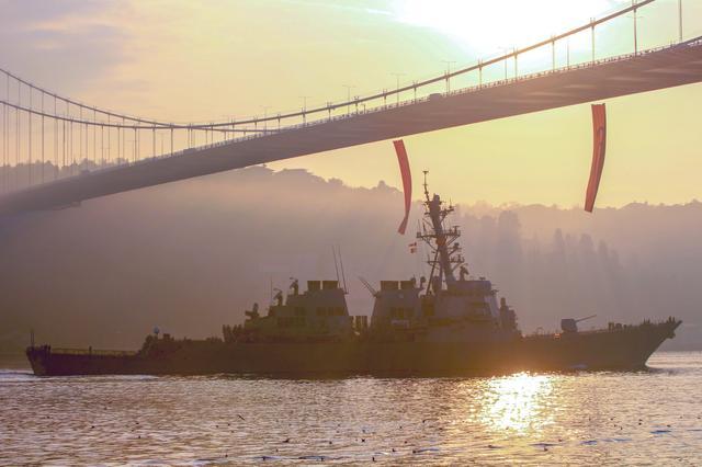 美国海军导弹驱逐舰离开黑海返回地中海