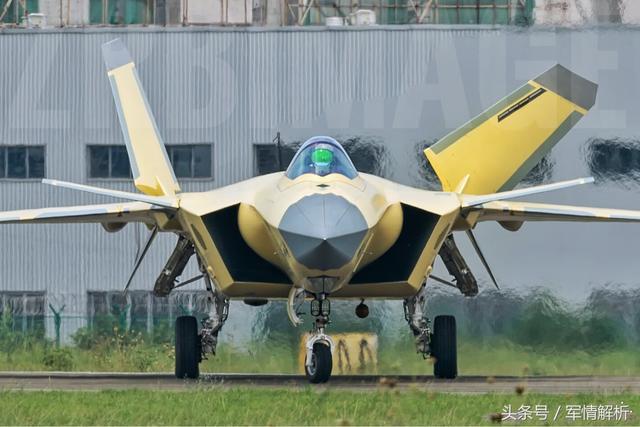 (矢量推力与鸭翼、全动垂尾的飞控整合很有难度)
