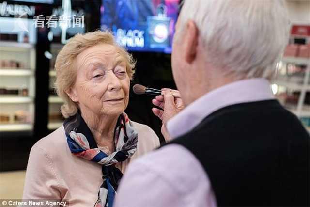 实力宠妻！84岁老翁每天苦练化妆 为妻子失明后能保持最佳状态