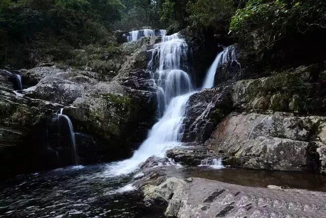 这些瀑布承包了海南夏天的清凉，翻山越岭也值得去一趟！