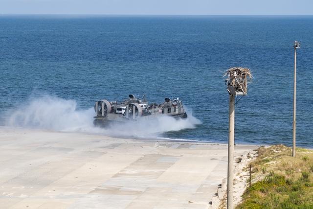 美海军气垫登陆艇上岸“晒太阳”