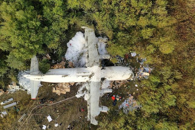 乌克兰大型飞机坠毁，螺旋桨被甩出去十多米远，差一公里就能降落