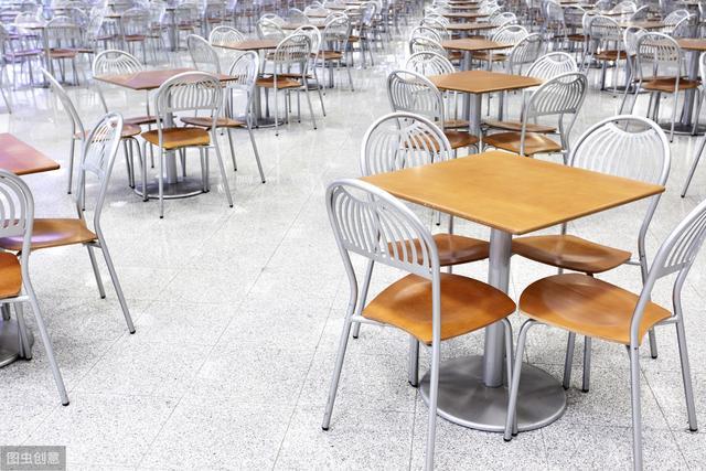 职工在单位食堂吃早饭时不慎摔倒受伤，是否属于工伤？