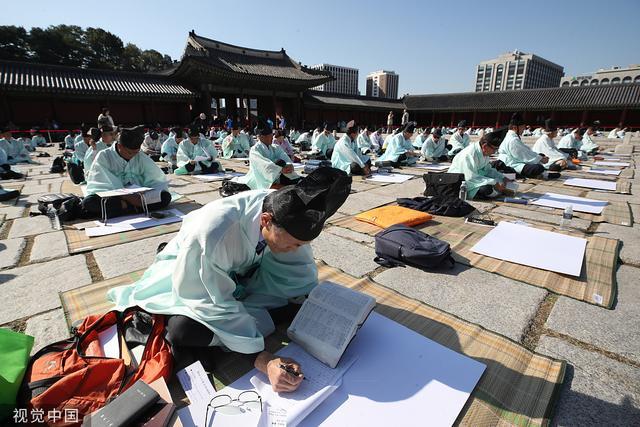 韩国首尔再现“科举考试”考生穿儒生服冥思苦想