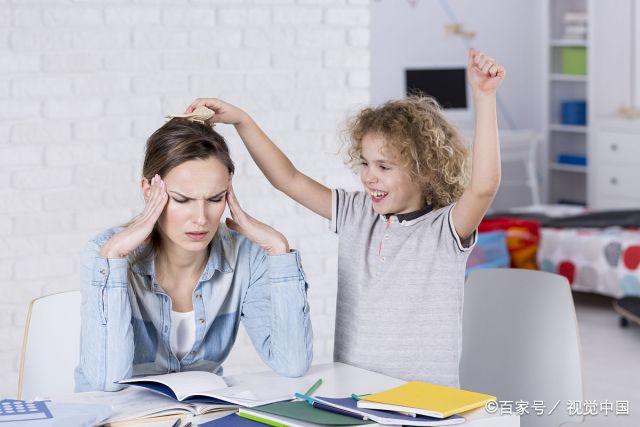 孩子总“人来疯”？并非全是坏事，适当引导有助培养社交能力