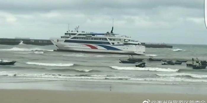 广西涠洲岛载有770名游客客船搁浅 无人员伤亡