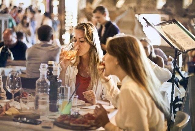 各国餐桌礼仪大揭秘：美国人吃热菜甚至不允许“吹一吹”？