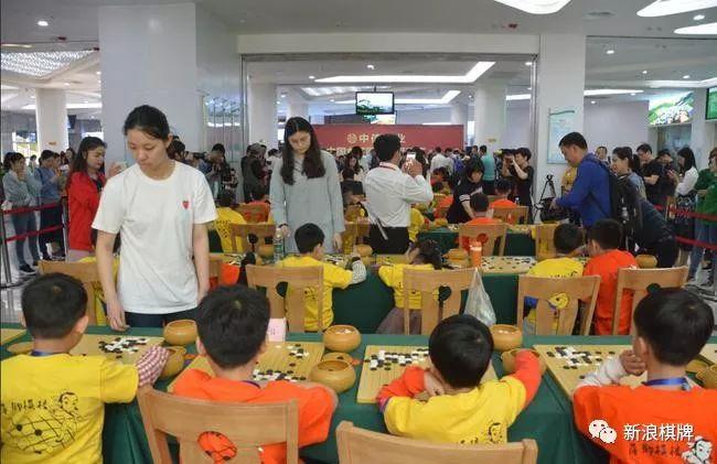 女子围甲捐赠18所围棋教室 王汝南聂卫平指导棋迷